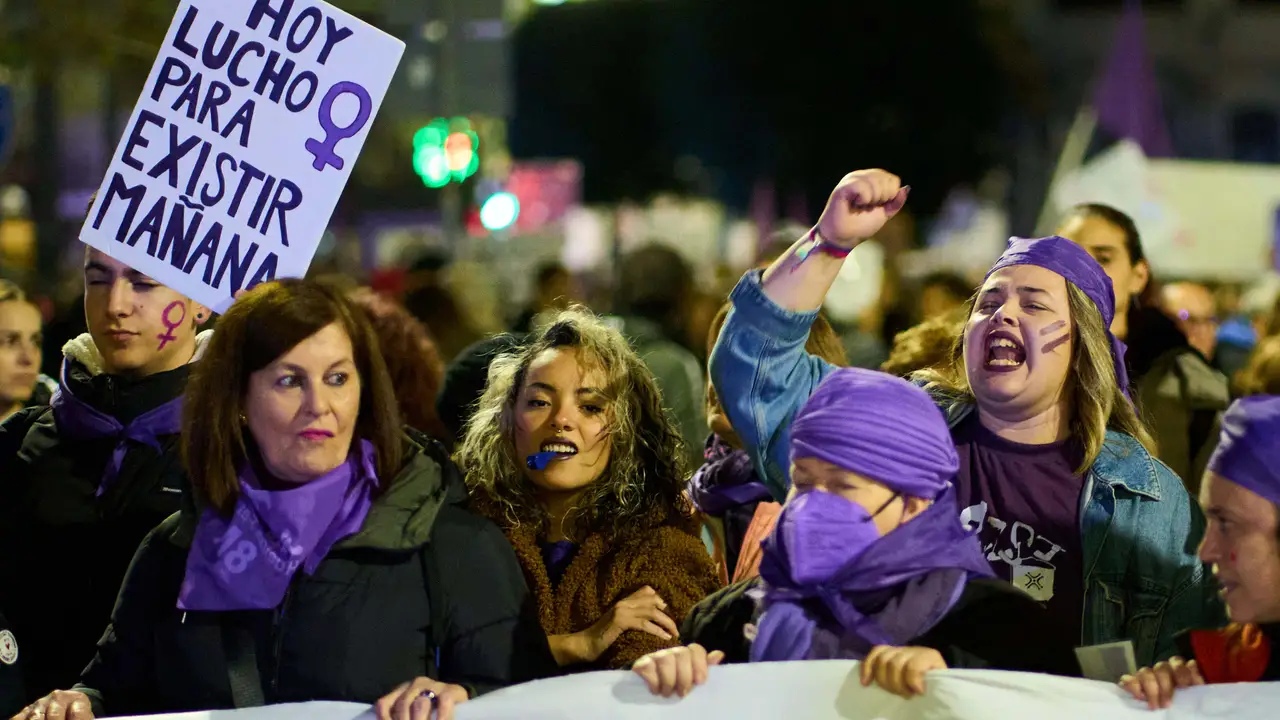 Varias mujeres sujetan una pancarta durante una manifestación contra las violencias machistas, a 25 de noviembre de 2022, en Santander, Cantabria (España).