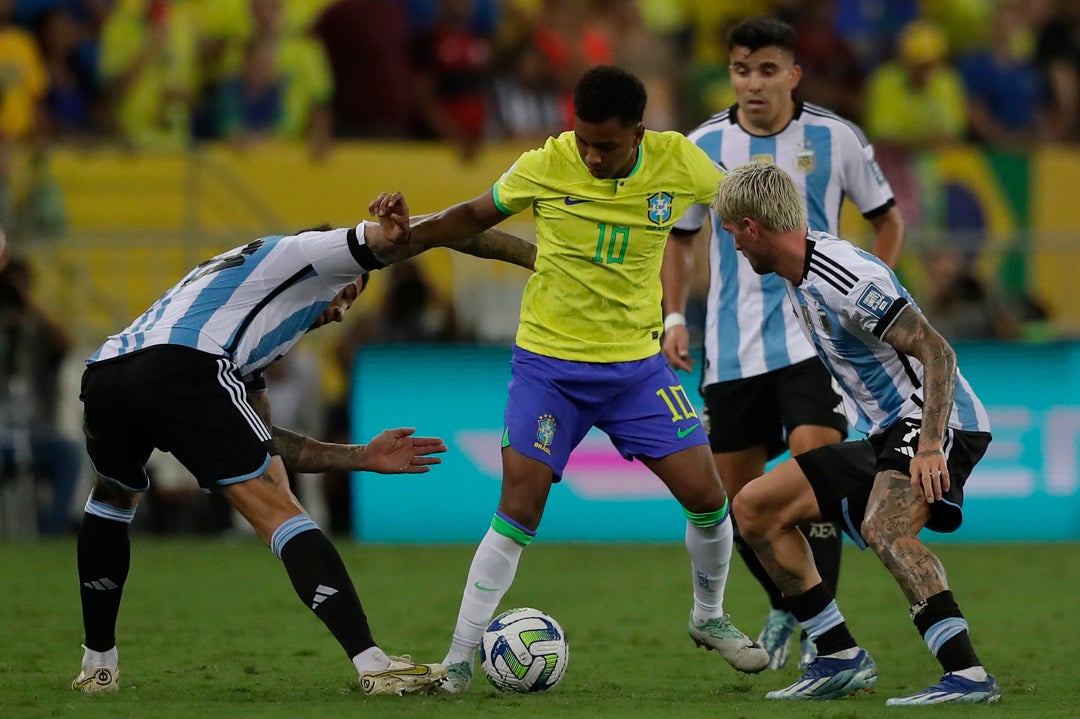 Rodrygo denuncia insultos racistas tras su encontronazo con Messi Rodrygo denuncia insultos racistas tras su encontronazo con Messi