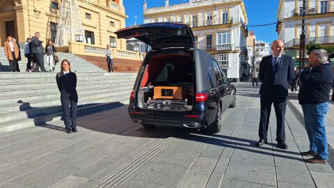 Instantes del entierro celebrado en el Ayuntamiento de San Fernando