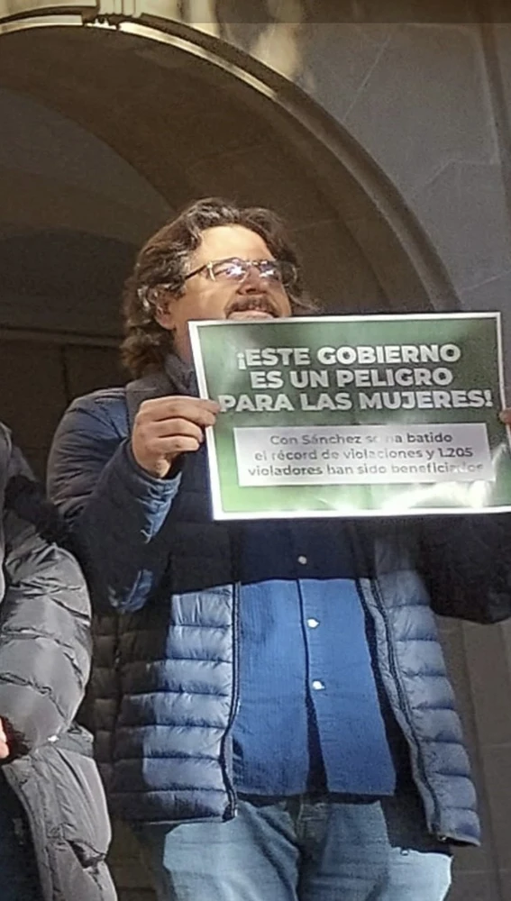 José Luis Rubió en la concentración contra la violencia de género en Huesca