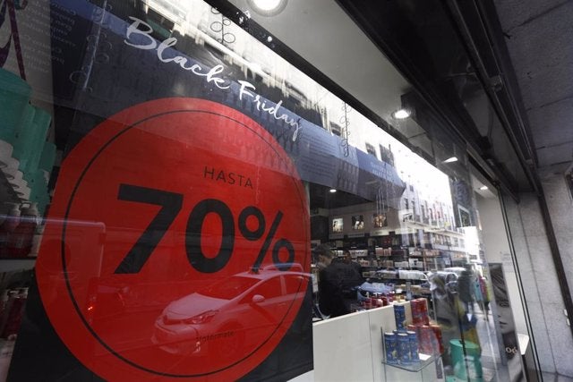 Los sevillanos se tiran a la calle en búsqueda de las mejores ofertas Los sevillanos se tiran a la calle en búsqueda de las mejores ofertas