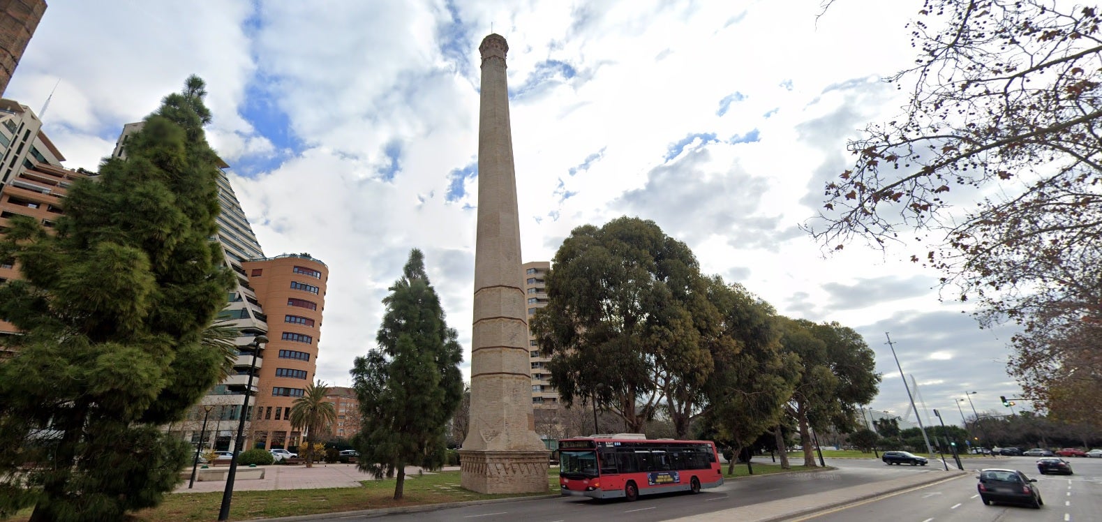 València culmina la restauración de dos chimeneas industriales de principios del siglo XX València culmina la restauración de dos chimeneas industriales de principios del siglo XX