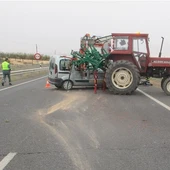 Una furgoneta colisionó con un tráctor Una furgoneta colisionó con un tráctor
