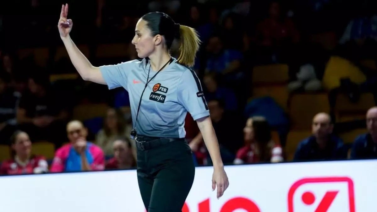 Yamina Alcaraz, la primera árbitra que es madre en la ACB: "A nivel emocional ha costado más que físico" Yamina Alcaraz, la primera árbitra que es madre en la ACB: "A nivel emocional ha costado más que físico"
