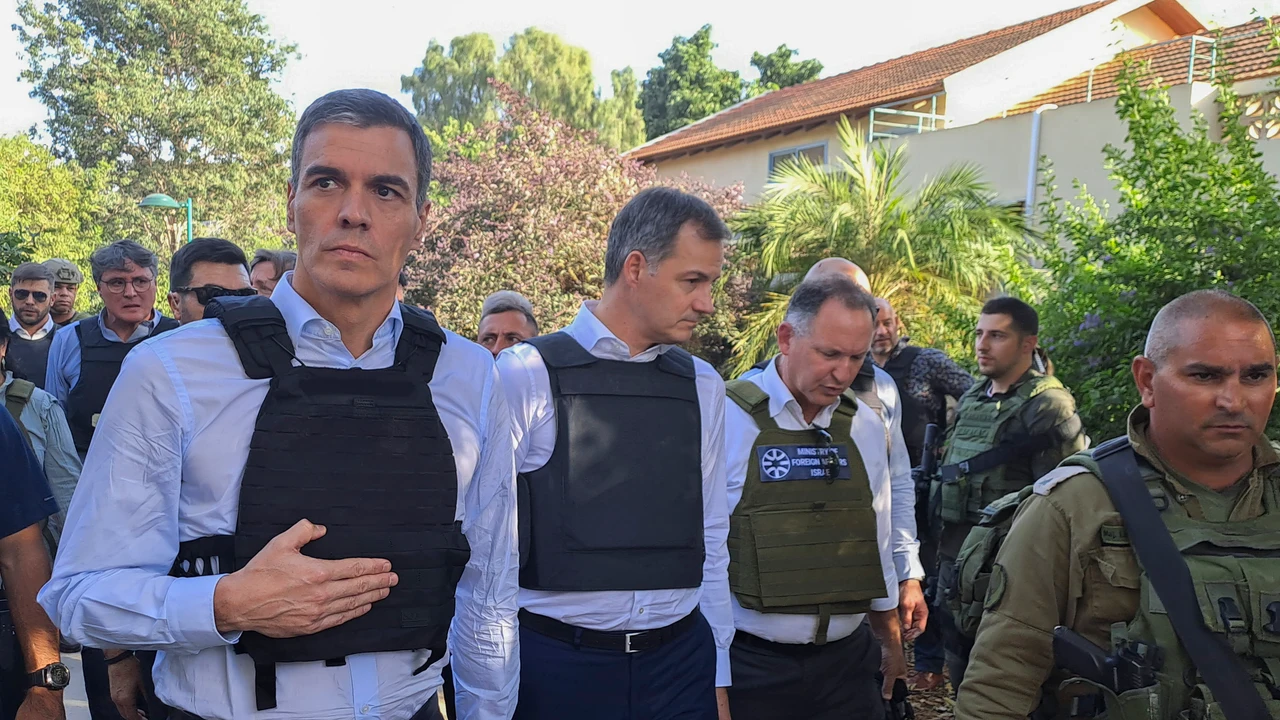 El presidente del Gobierno, Pedro Sánchez, y el primer ministro belga, Alexander de Croo, durante una visita guiada por militares israelíes