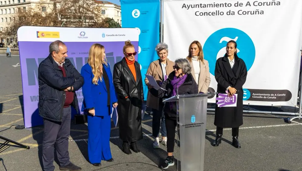 Loli leyendo el manifiesto del 25N en Riazor-A Coruña