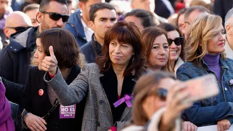 La ministra de Igualdad, Ana Redondo, durante la manifestación por el 25N en Madrid Ana Redondo llama a la "unidad" del feminismo porque dividirse es la "baza para Vox y la derecha"