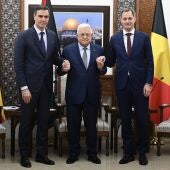 El presidente del Gobierno, Pedro Sánchez, junto al primer ministro de Bélgica, Alexander De Croo y el presidente de la Autoridad Nacional de Palestina, Mahmud Abás