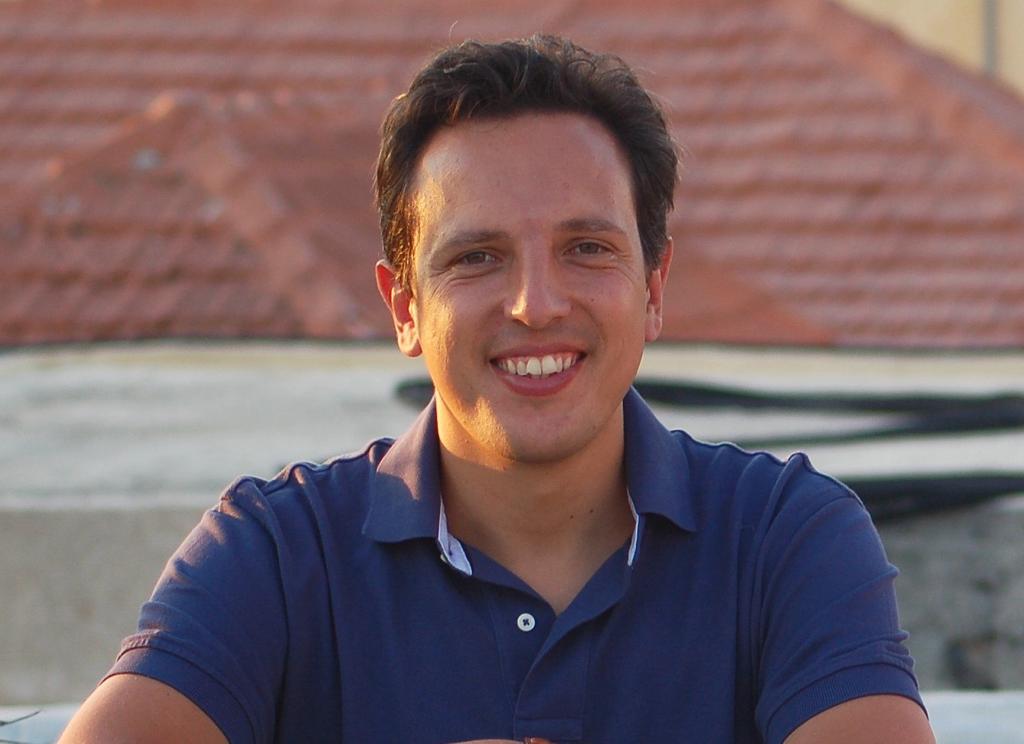 Luis Pita, experto en finanzas: "Lo que tenemos que utilizar, especialmente en navidad, es la tarjeta de débito y no la de crédito" Luis Pita, experto en finanzas: "Lo que tenemos que utilizar, especialmente en navidad, es la tarjeta de débito y no la de crédito"