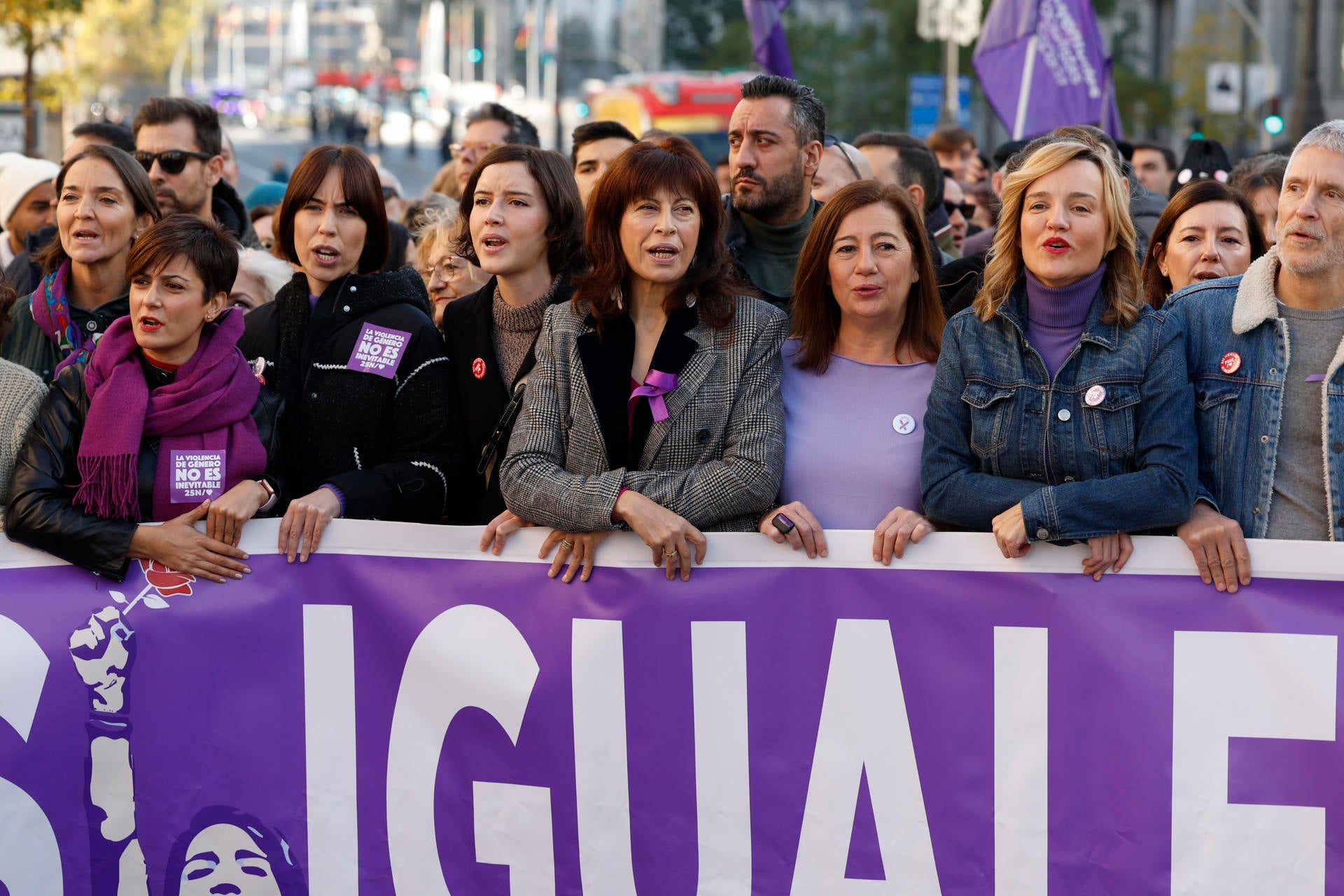 El Gobierno clama unidad frente a la violencia machista pero acude dividido en Madrid a las manifestaciones del 25N El Gobierno clama unidad frente a la violencia machista pero acude dividido en Madrid a las manifestaciones del 25N