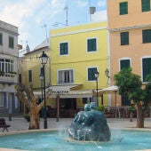 Una de las plazas céntricas de Ciutadella. 