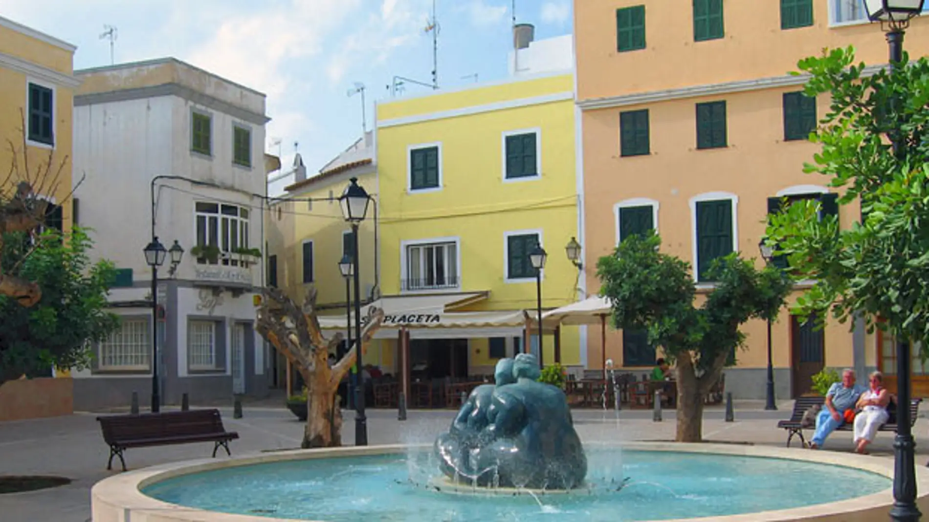 Una de las plazas céntricas de Ciutadella. 