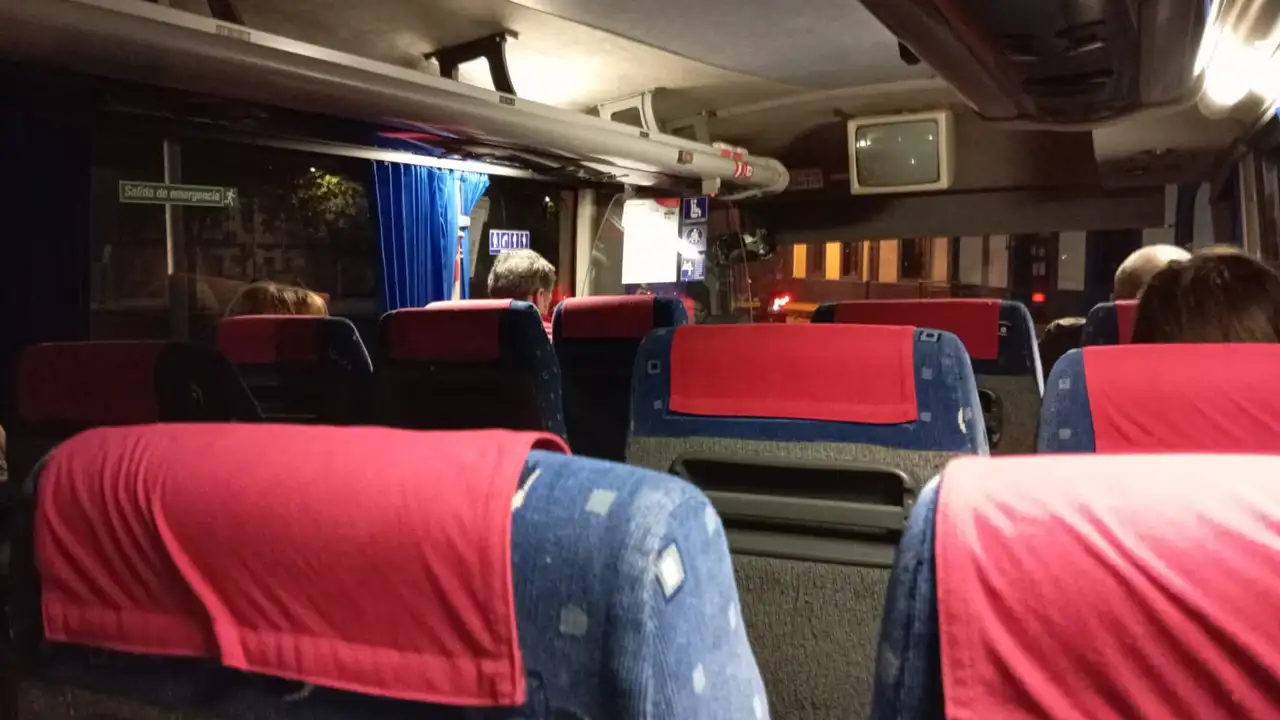 Los pasajeros del tren viajando en el autobús hasta Valencia Los pasajeros del tren viajando en el autobús hasta Valencia