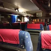 Los pasajeros del tren viajando en el autobús hasta Valencia Los pasajeros del tren viajando en el autobús hasta Valencia