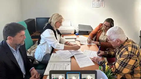 Un momento de la firma del acuerdo de cesión Un momento de la firma del acuerdo de cesión