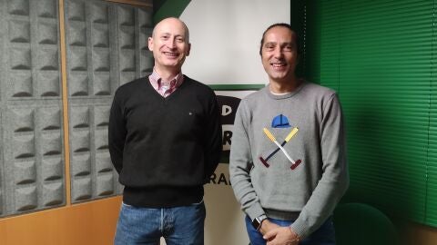 El director de la UNED Pontevedra, V&iacute;ctor Gonz&aacute;lez, y el subdirector, Alfonso V&aacute;zquez en los estudios de Onda Cero Pontevedra