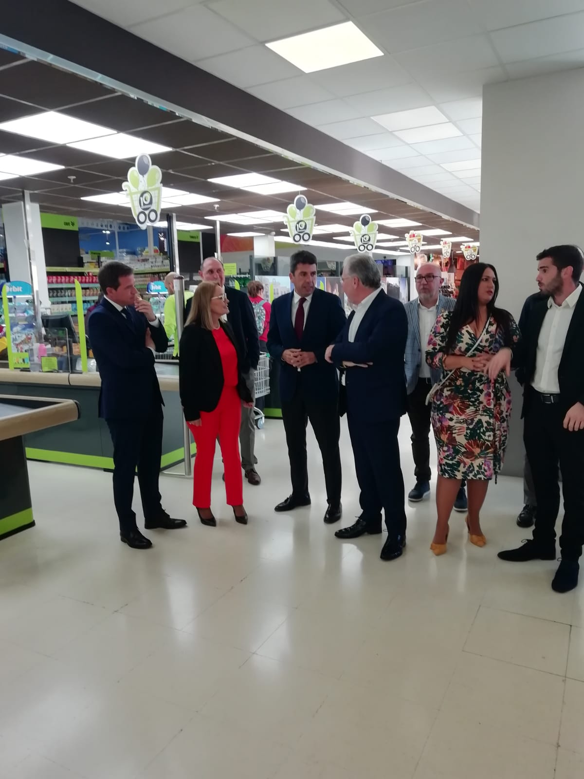 Mazón visita Family Cash de Xátiva para celebrar los 10 años de la firma Mazón visita Family Cash de Xátiva para celebrar los 10 años de la firma