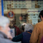 Imagen de archivo de varias personas hacen cola para comprar lotería
