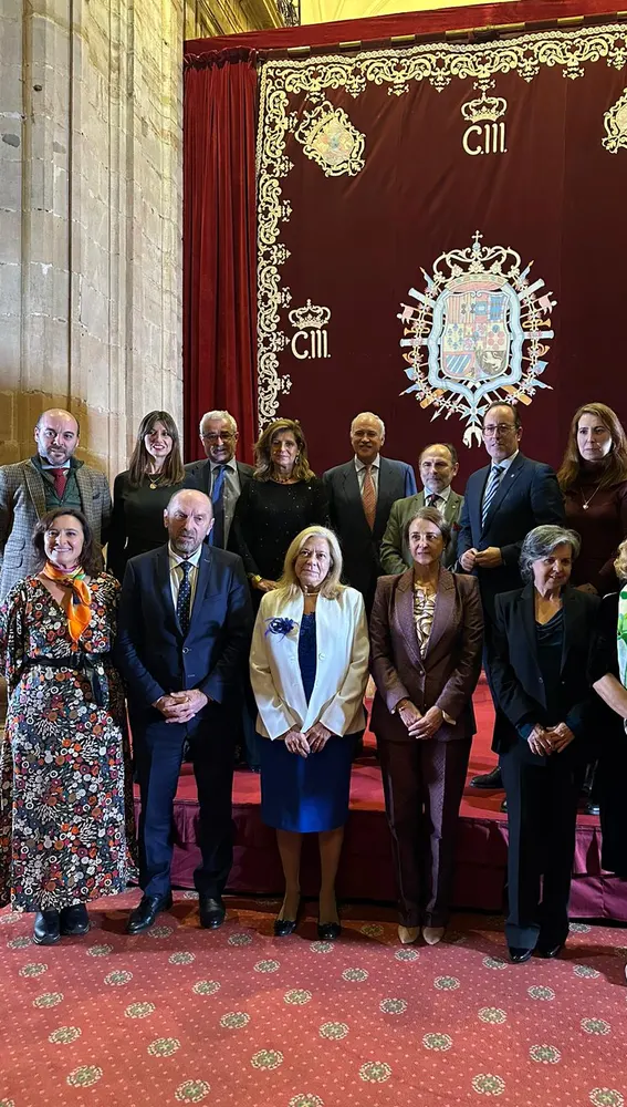 Autoridades y patricinadores con la ganadora del II Premio Mujer Asturiana de Onda Cero 2023