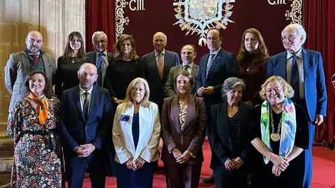 Autoridades y patricinadores con la ganadora del II Premio Mujer Asturiana de Onda Cero 2023 Autoridades y patricinadores con la ganadora del II Premio Mujer Asturiana de Onda Cero 2023