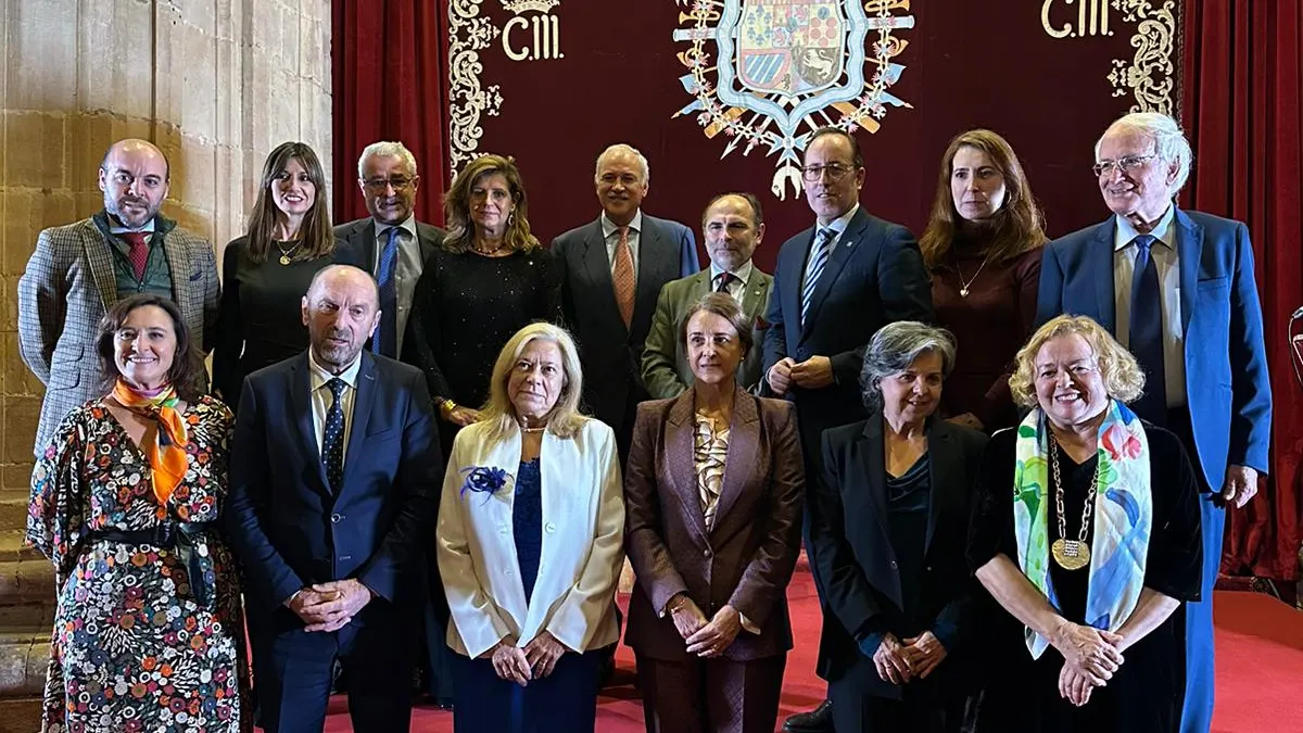 Autoridades y patricinadores con la ganadora del II Premio Mujer Asturiana de Onda Cero 2023 Autoridades y patricinadores con la ganadora del II Premio Mujer Asturiana de Onda Cero 2023