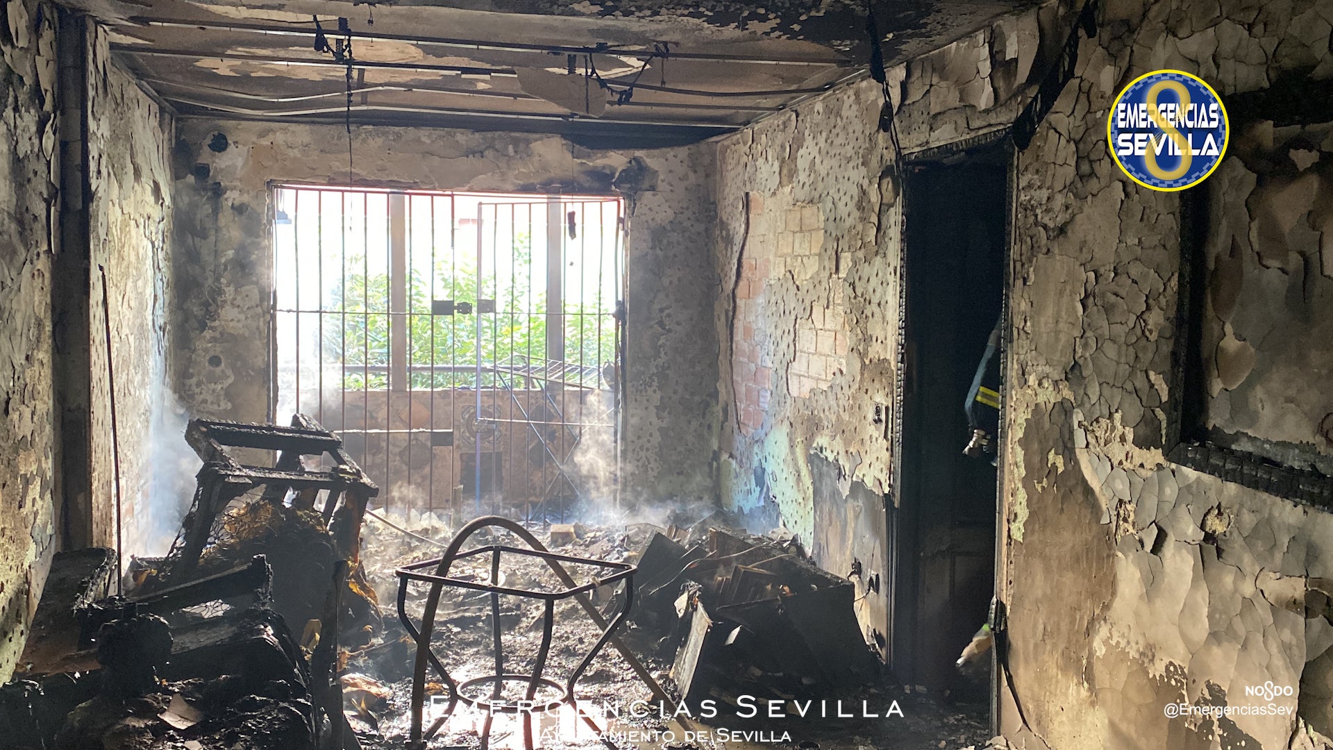 Herido en el incendio de una vivienda en la barriada de San Carlos Herido en el incendio de una vivienda en la barriada de San Carlos