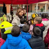 Escolares en una actividad con bomberos Escolares en una actividad con bomberos