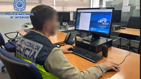 Un investigador de la comisaría de Alicante Un investigador de la comisaría de Alicante
