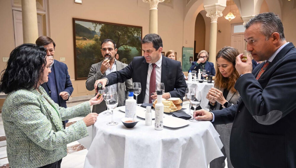 Cata de aceite de oliva en la sede de la Diputación