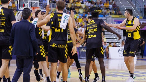 Jugadores del Lenovo Tenerife celebran la victoria en el derbi