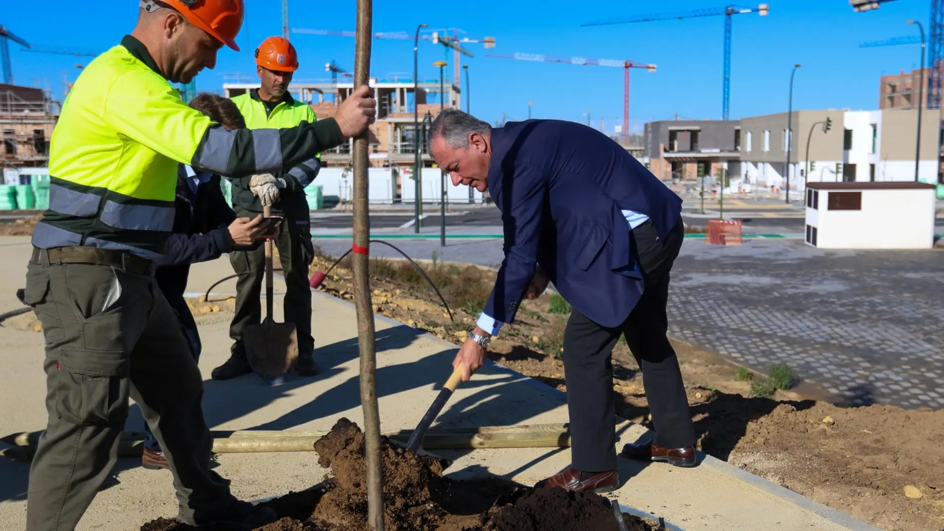 El alcalde José Luis Sanz participa en la plantación de nuevos árboles 