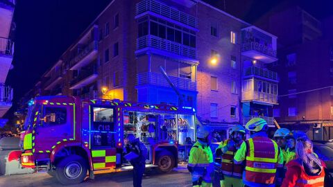 Efectivos de bomberos y emergencias 112 en la calle Granados de Alcal&aacute; de Henares tras el incendio en una vivienda