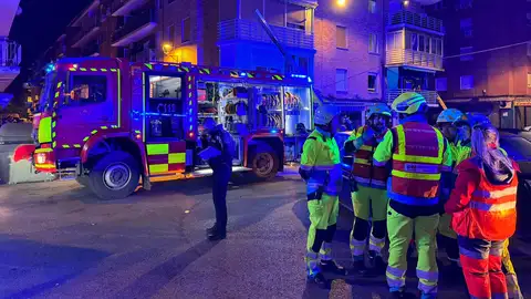 Siete vecinos intoxicados leves por inhalación de humo en el incendio de una vivienda en el barrio alcalaíno de El Chorrillo Efectivos de bomberos y emergencias 112 en la calle Granados de Alcalá de Henares tras el incendio en una vivienda