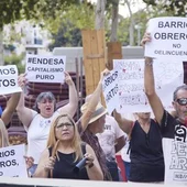 Numerosos vecinos durante una protesta por los cortes de electricidad en el Polígono Sur en una imagen de archivo Numerosos vecinos durante una protesta por los cortes de electricidad en el Polígono Sur en una imagen de archivo