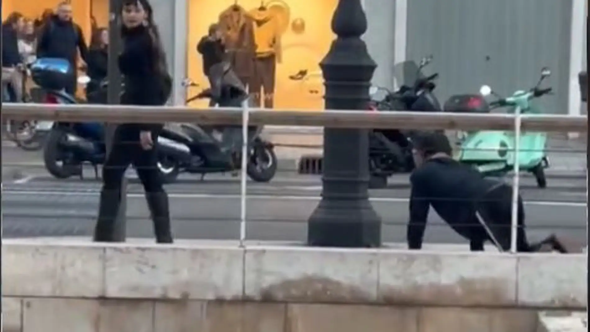 Increíble vídeo viral: una joven pasea a un hombre con una correa de perro por el centro de València