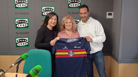La presidenta de Integra-T, Carmen Mu&ntilde;oz, con el organizador de la carrera Norberto Perea y Mayte Vilaseca