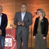 El periodista Gaspar Maciá tras recoger el premio otorgado por la Cátedra Pedro Ibarra de la Universidad Miguel Hernández de Elche. 
