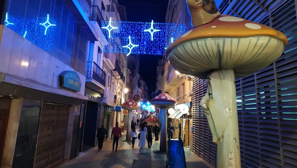 La comercial calle de las Setas de Alicante en Navidad 