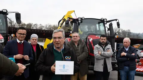 Entrega de tractores a 13 concellos para prevención contra os incendios forestais Entrega de tractores a 13 concellos para prevención contra os incendios forestais