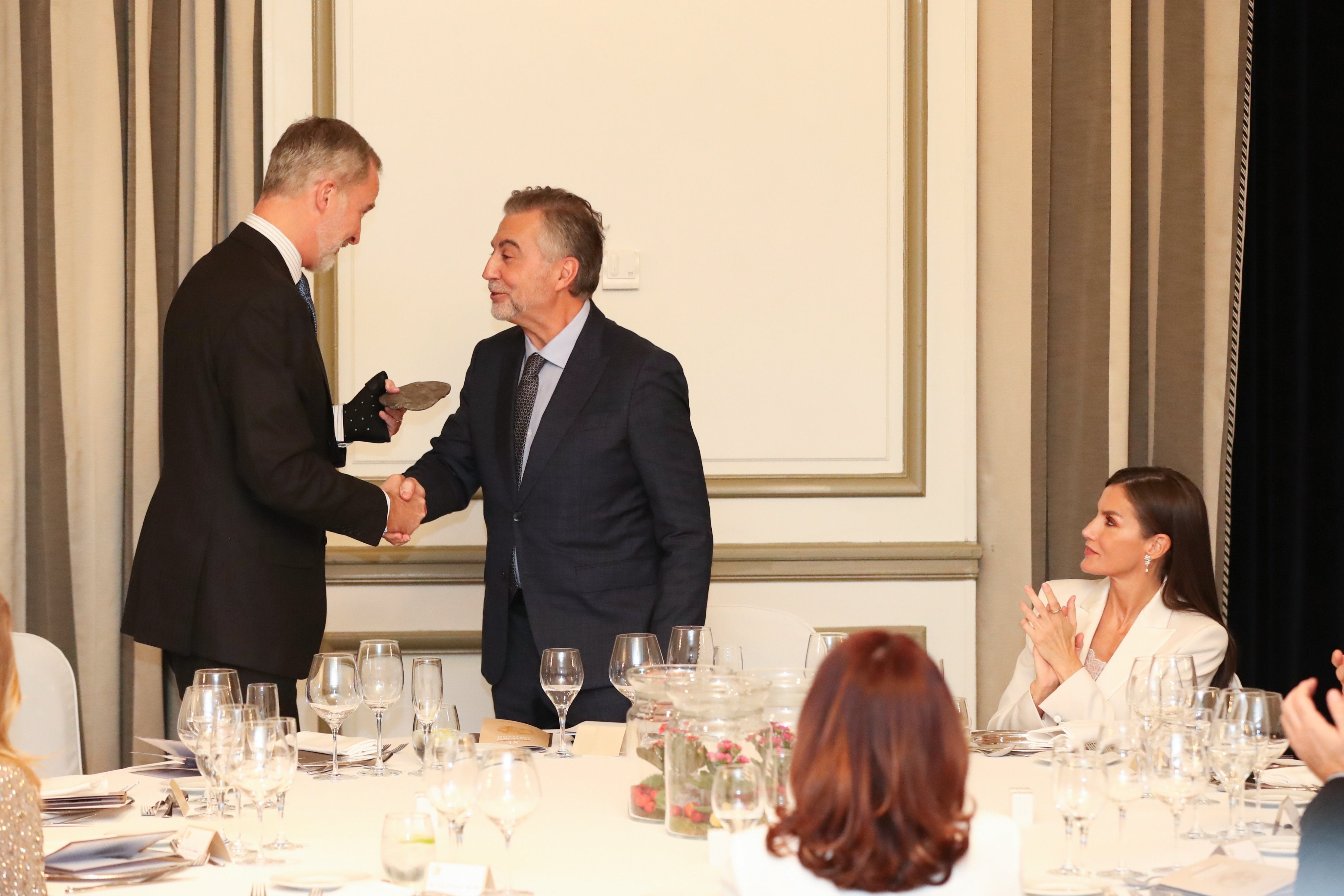 Alsina desvela su conversación con los reyes en el premio Cerecedo: "Yo lo intenté, pero he fracasado" Alsina desvela su conversación con los reyes en el premio Cerecedo: "Yo lo intenté, pero he fracasado"