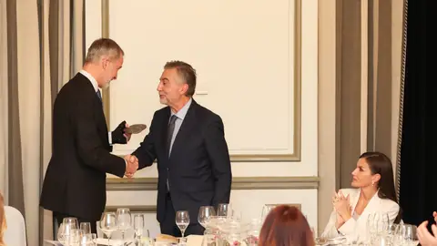 Carlos Alsina recibe el premio Francisco Cerecedo por parte de los reyes Felipe y Letizia