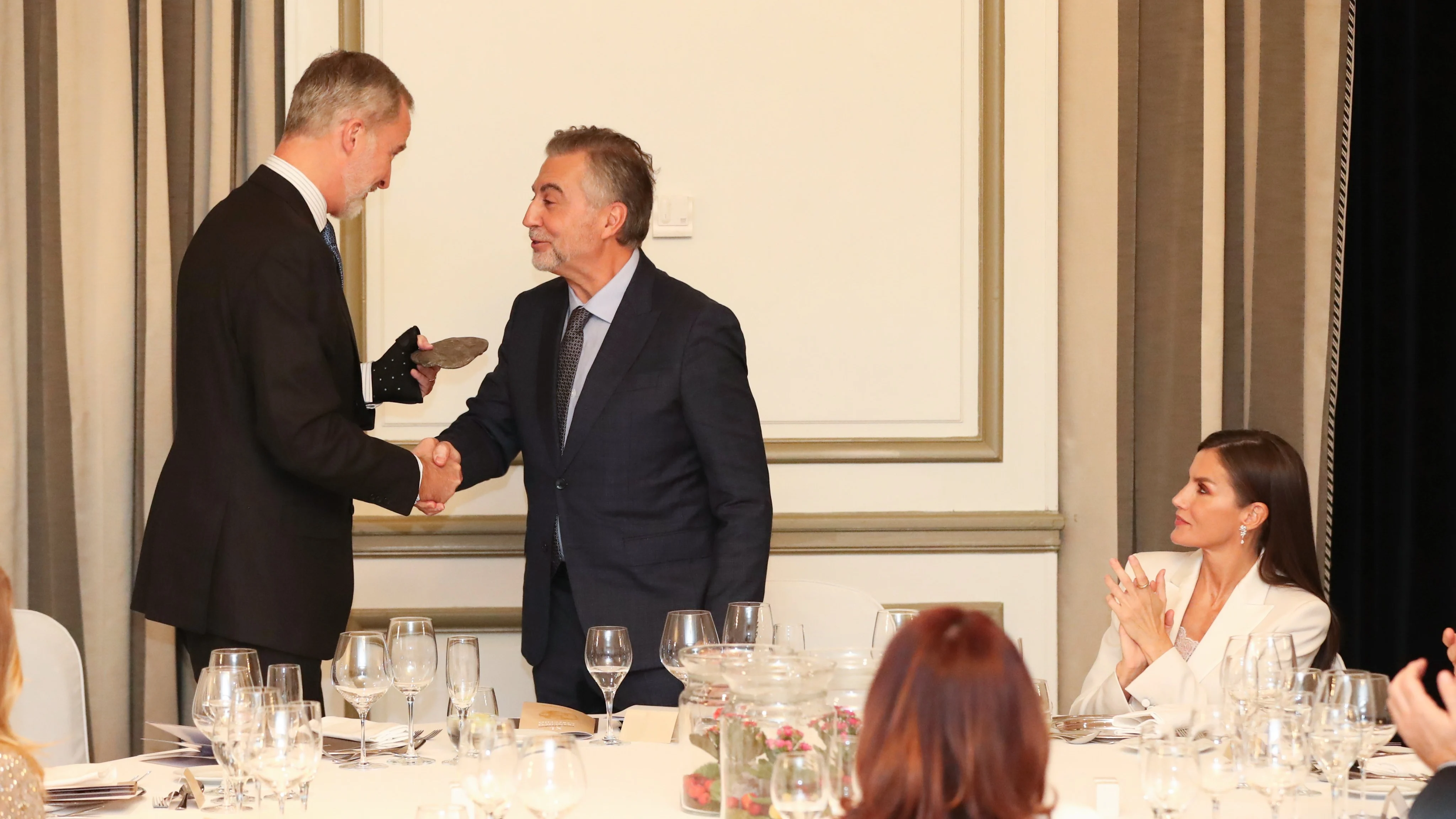 Carlos Alsina recibe el premio Francisco Cerecedo por parte de los reyes Felipe y Letizia