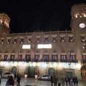El Ayuntamiento de Alicante iluminado 