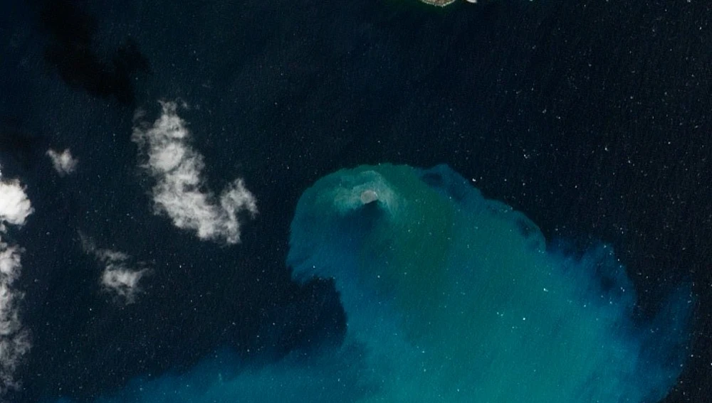 Imagen de satélite de la NASA de la erupción del volcán submarino frente a La Restinga el 10 de febrero de 2012