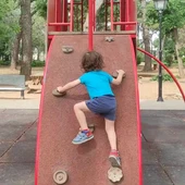 Niño jugando en la zona infantil del Parque Cervantes (Valdepeñas) Niño jugando en la zona infantil del Parque Cervantes (Valdepeñas)