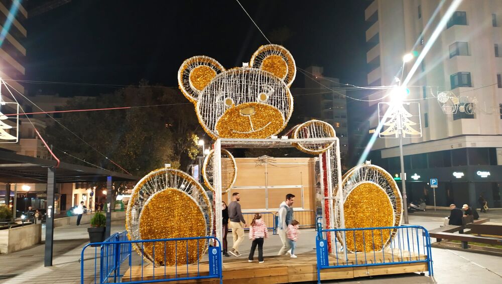 El oso junto al Belén Social de la plaza de la Montañeta 