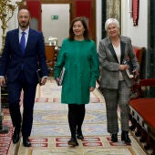 La presidenta del Congreso, Francina Armengol, acompañada por los miembros de la Mesa.