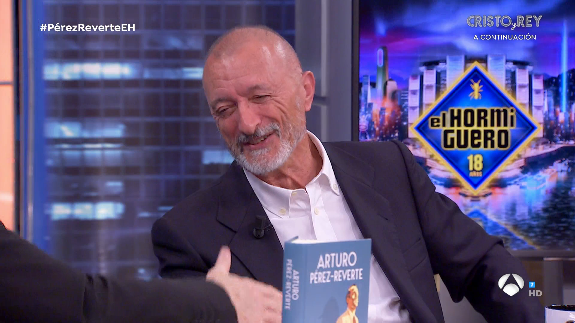 La Tele con Monegal: Reverte habla del "pistolero" Sánchez en El Hormiguero La Tele con Monegal: Reverte habla del "pistolero" Sánchez en El Hormiguero