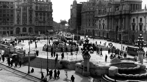 Imagen de la plaza del Ayuntamiento con la Tortada de Goerlich licitación