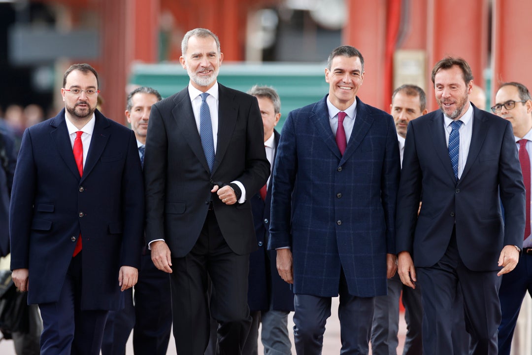 El rey inaugura el AVE Madrid-Oviedo acompañado por Pedro Sánchez El rey inaugura el AVE Madrid-Oviedo acompañado por Pedro Sánchez